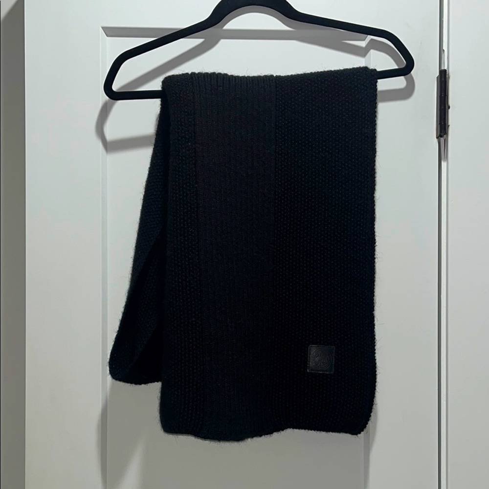 Canada Goose Elegant Black Knit Scarf with Embossed Patch